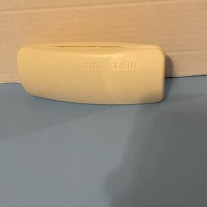 Anne Klein Eyeglass Case White.  ( 2 )